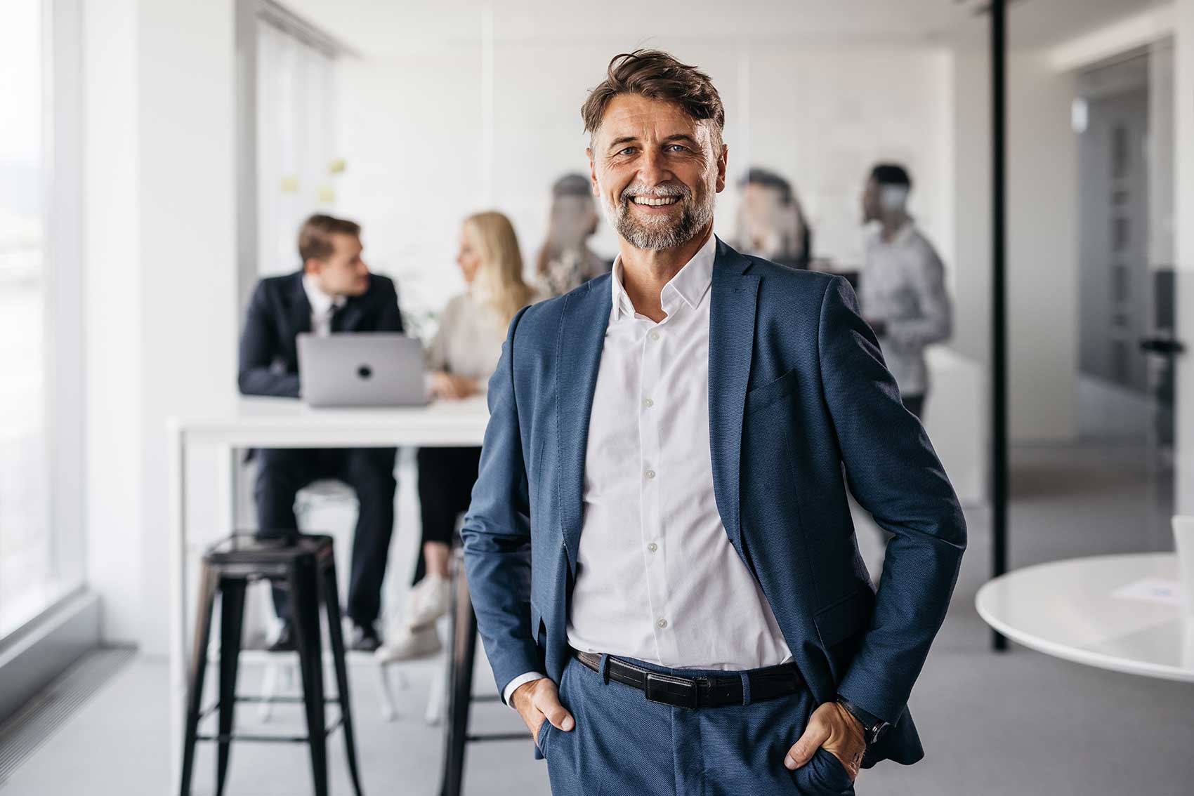 Freundlicher Geschäftsmann auf dem Weg zum Business Coaching für Führungskräfte und Unternehmer