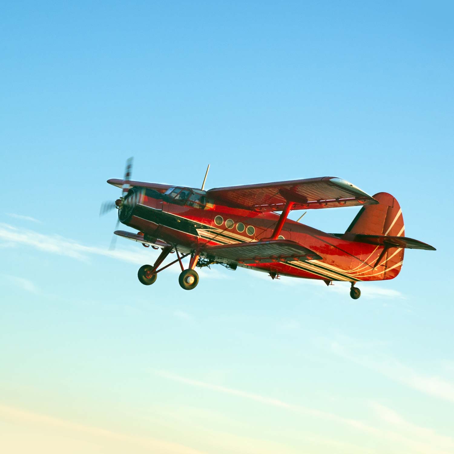 Rote Propellermaschine am Himmel. Beruflich und privat durchstarten mit Coaching.