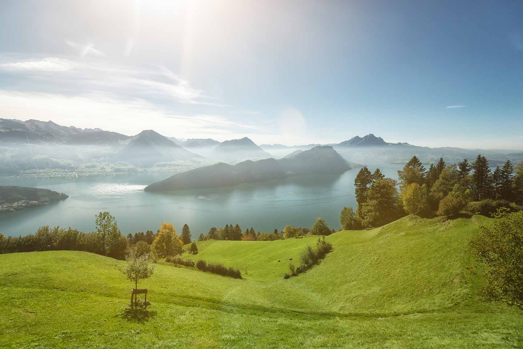 Blick vom Berg ins Tal steht für Coaching bei Neuorientierung & Veränderungsprozessen