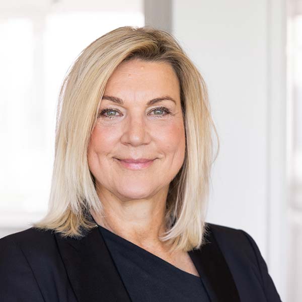 Portrait von Hega Schultz, erfahrener systemischer Coach & Betriebswirtin